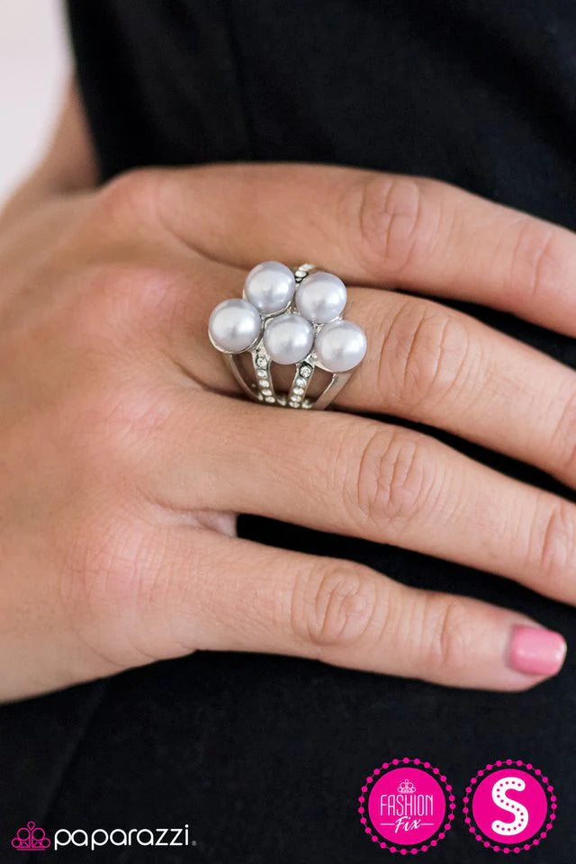 Vintage Paparazzi “Can You Keep a Sea-Cret” Silver Pearl Stretch Ring